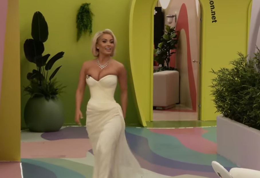 Dolce tërheq vëmendjen në rrjet duke u shfaqur gjatë dushit, me format e saj të dukshme.