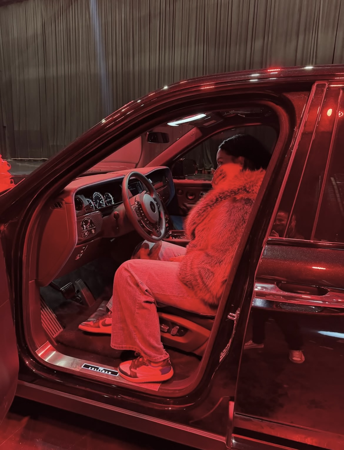 Dafina Zeqiri befasohet me dhuratë Rolls Royce nga i dashuri, s’i mbanë lotët