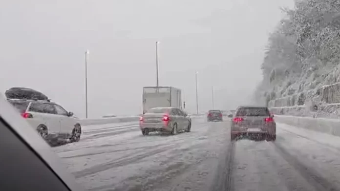 Borë në Kroaci, veturat bllokohen në trafik