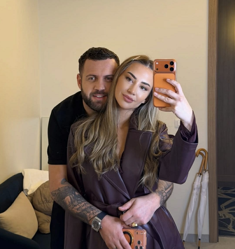 Luizi, i cili duket shumë i dashuruar, publikon momente personale nga dhoma e gjumit.