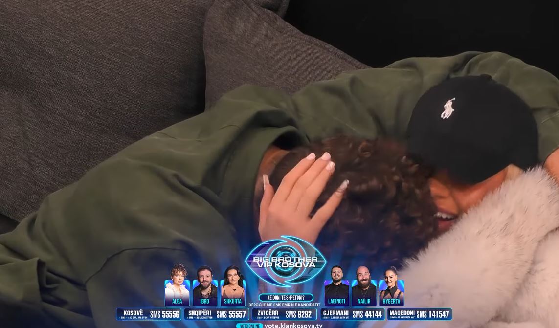 ‘Shumë nxehtë…’, Toney reagoi teksa përqafohej nga Benita.