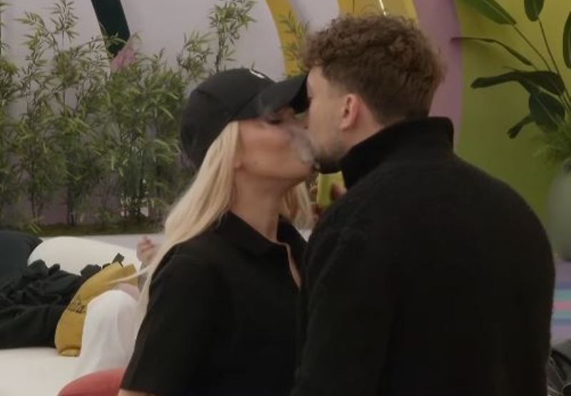 Më në fund ndodh: Toney shkëmben një puthje me Benitën (VIDEO).