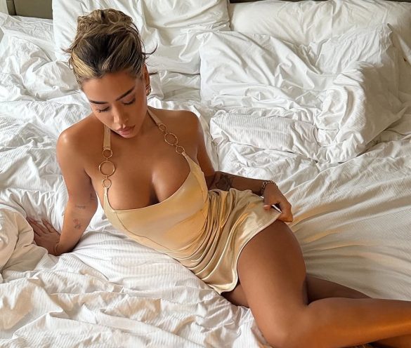 Festa tërheq vëmendjen me fustanin e zi dhe tatuazhin e veçantë.