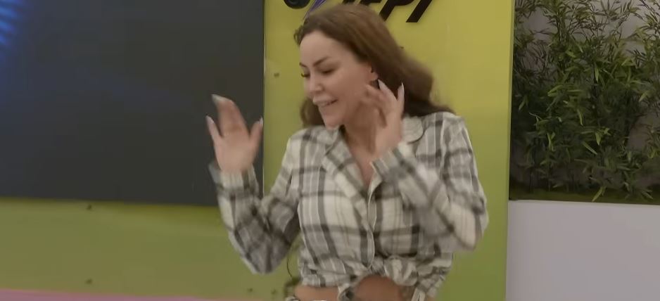 Fjolla e gjallëron atmosferën teksa kërcen me këngën e Gjestit (video).