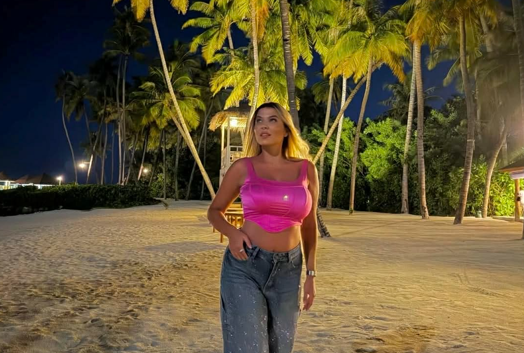 Rike Roci shijon plazhin në mes të dimrit, duke publikuar pozat më të guximshme deri tani.