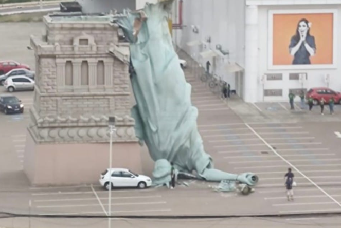 Era e fuqishme rrëzon Statujën e Lirisë në Brazil (VIDEO)