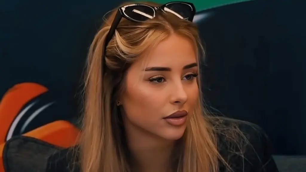 Elijona โflakรซrueseโ, vazhdon tรซ publikojรซ poza me bikini nga pushimet.
