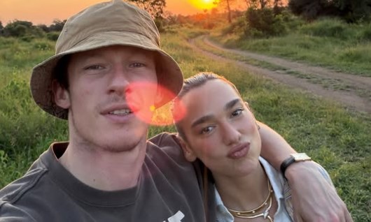 Dua shijon pushimet nรซ Afrikรซn e Jugut nรซ shoqรซrinรซ e Callum
