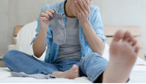 Kur djersitja e kรซmbรซve bรซhet problem, ja si tรซ eliminoni aromat e pakรซndshme me mjete shtรซpie.